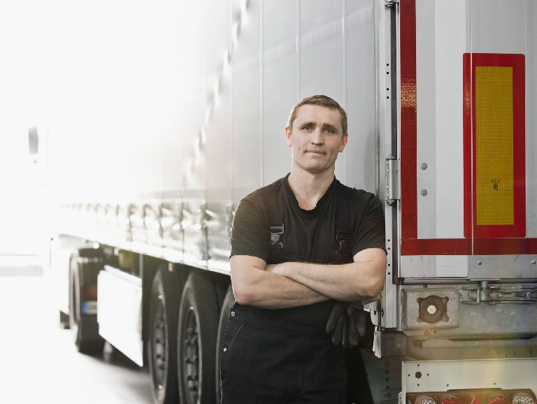 Mężczyzna stojący obok ciężarówki